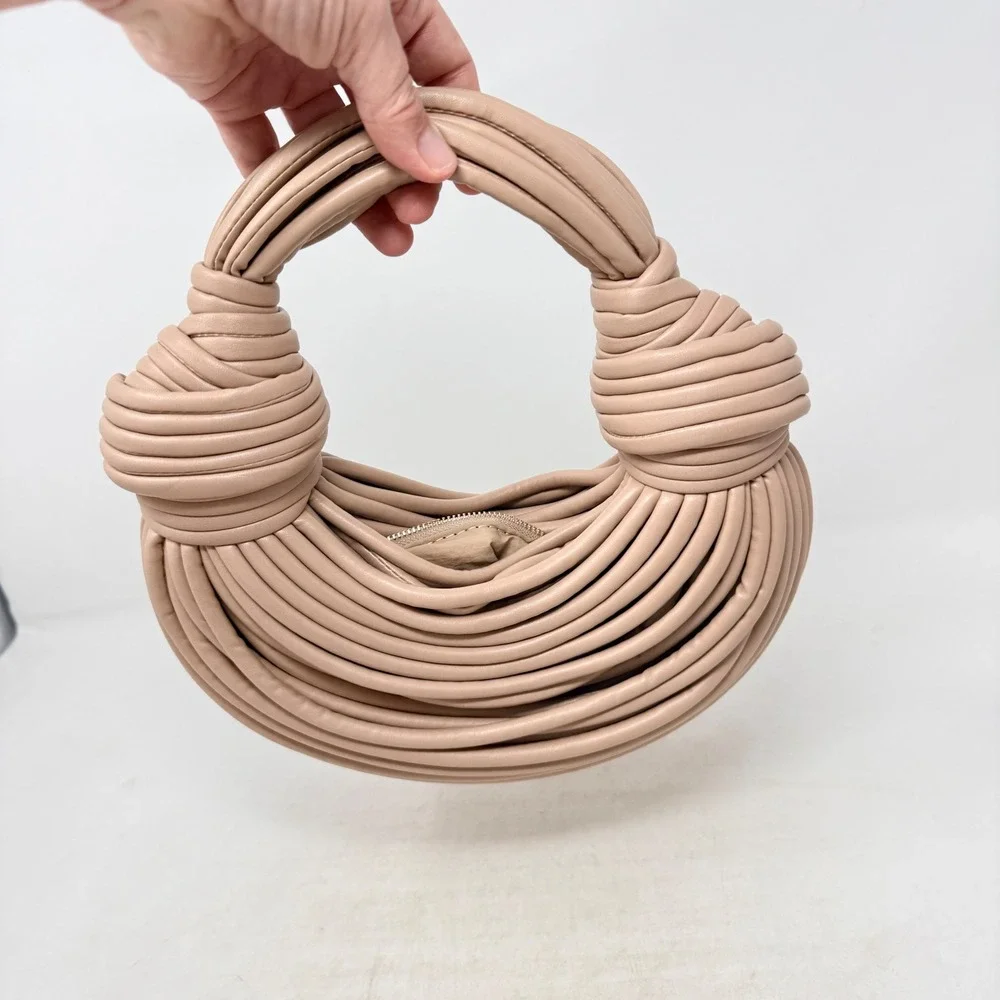 Unbranded knot handle